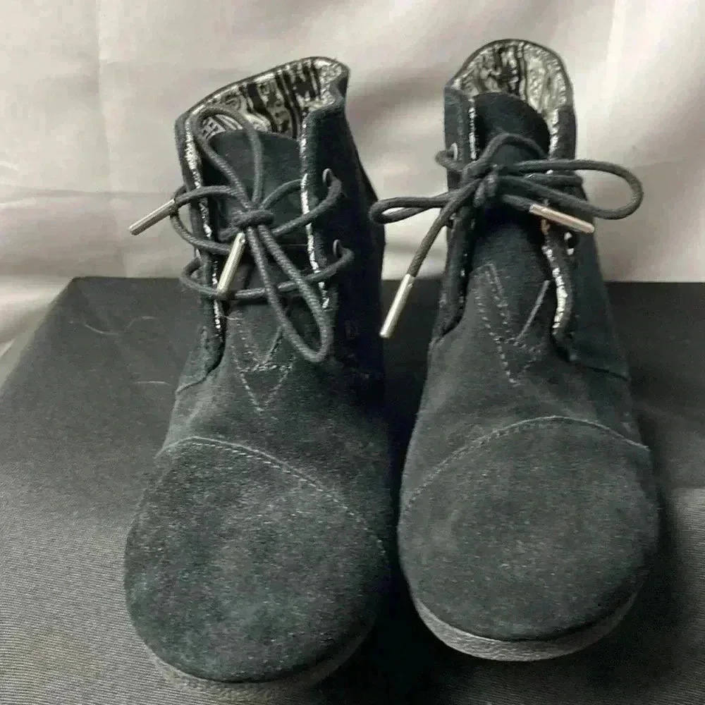 TOMS WO SIZE 8.5 BLACK WEDGE SHOES LACE UP PRINTED PATTERN INSIDE CLEAN - Picture 4 of 12